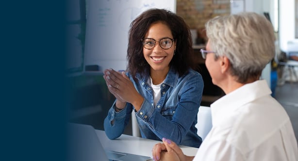 Twee vrouwen in een adviesgesprek aan tafel