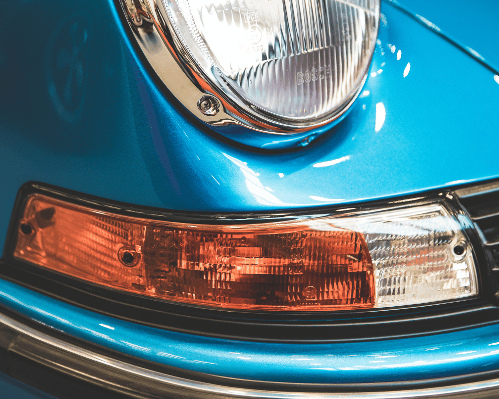Oldtimer driving porsche