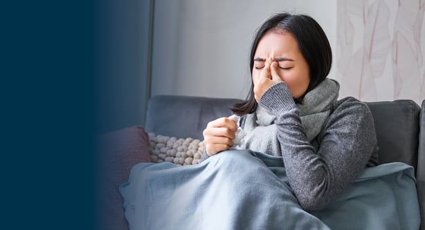 Zieke medewerker op de bank met deken