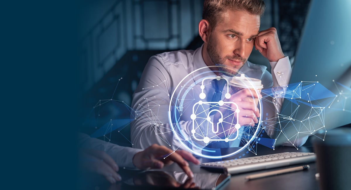 Man achter laptop met cybersloticoon